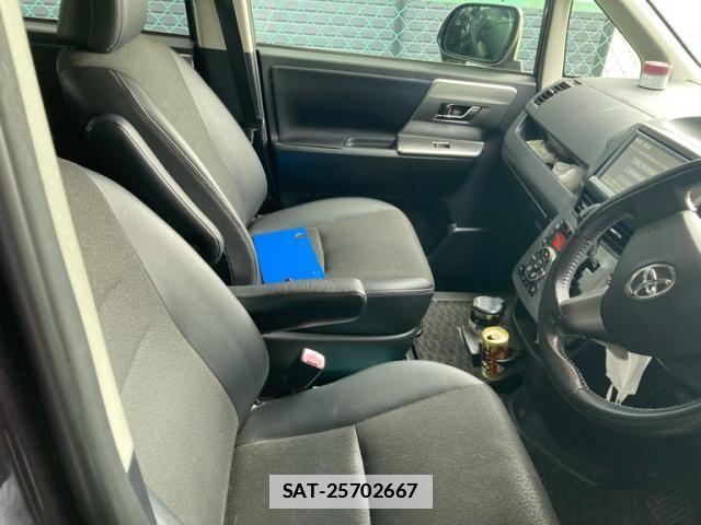 Toyota VOXY 2012-11 7331103-9