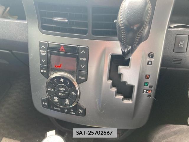 Toyota VOXY 2012-11 7331103-17