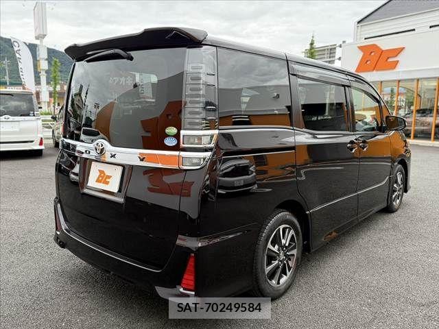 Toyota VOXY 2017-08 7331059-14