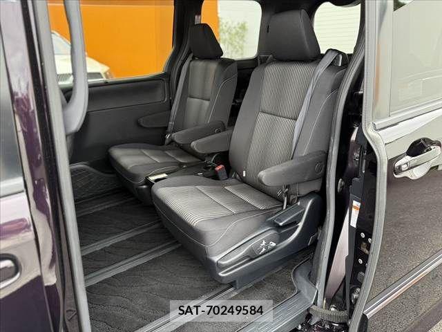 Toyota VOXY 2017-08 7331059-17
