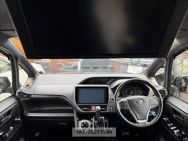 Toyota VOXY 2017-08 7331059-1