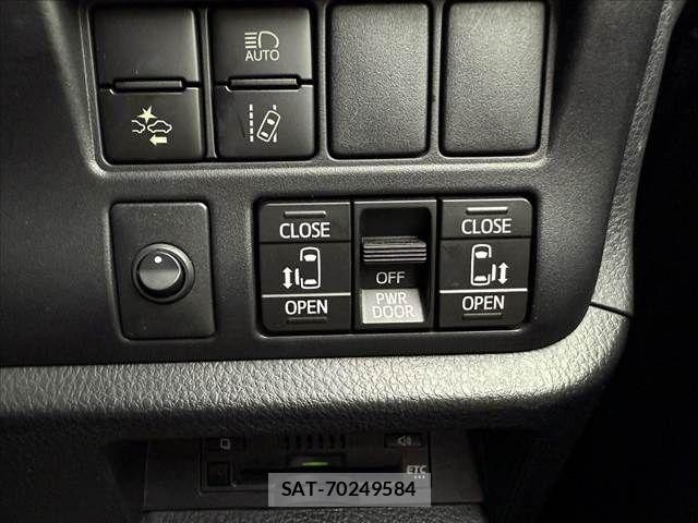 Toyota VOXY 2017-08 7331059-23