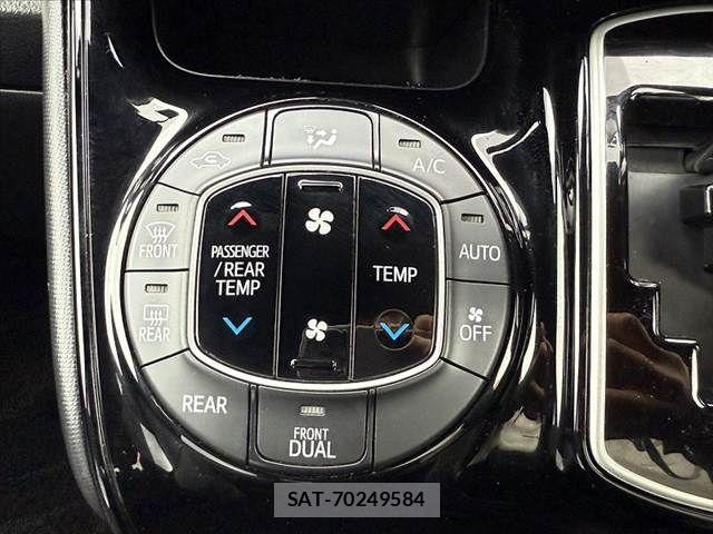 Toyota VOXY 2017-08 7331059-26