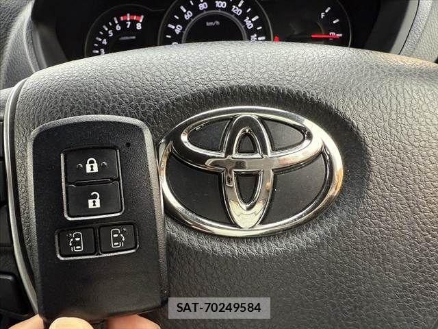 Toyota VOXY 2017-08 7331059-3