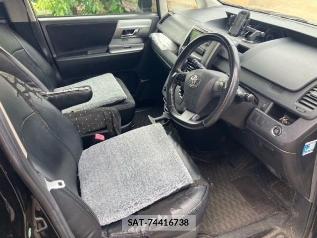 Toyota VOXY 2011-12 7331107-13