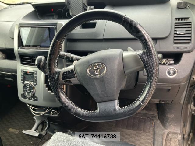 Toyota VOXY 2011-12 7331107-16