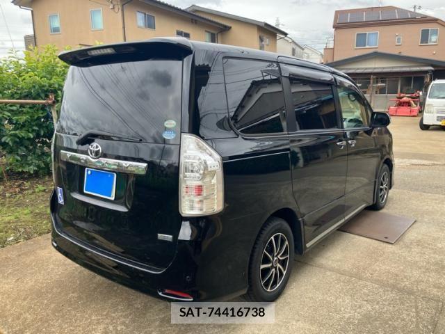 Toyota VOXY 2011-12 7331107-2