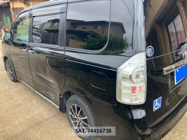 Toyota VOXY 2011-12 7331107-3