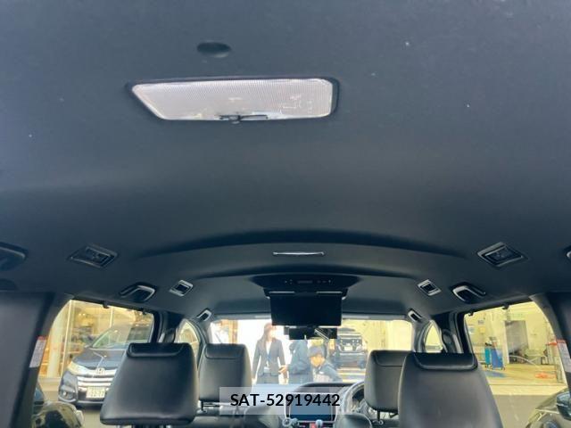 Toyota VOXY 2017-11 7331058-11