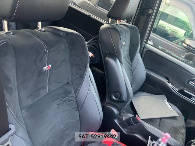 Toyota VOXY 2017-11 7331058-14