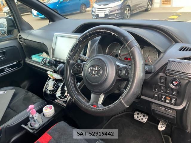 Toyota VOXY 2017-11 7331058-16