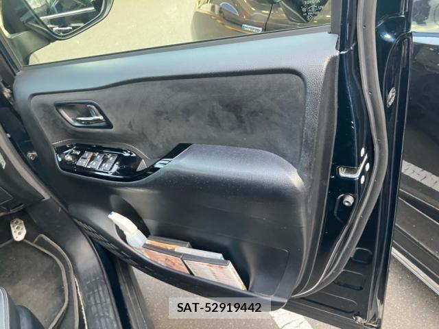 Toyota VOXY 2017-11 7331058-17
