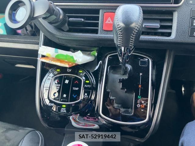 Toyota VOXY 2017-11 7331058-21