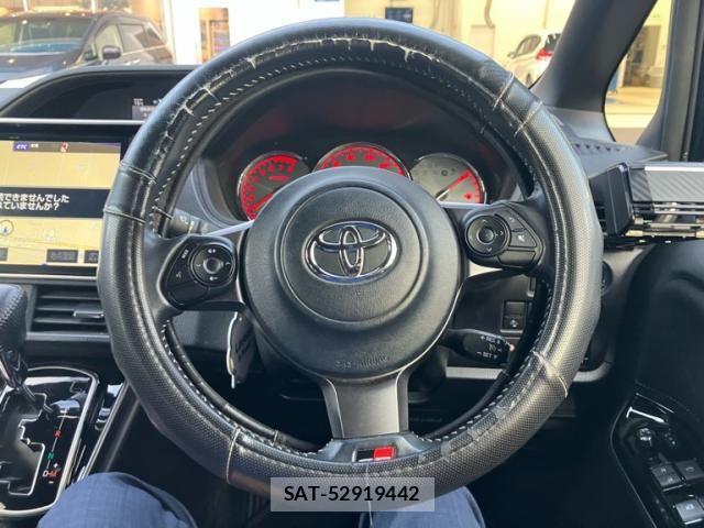 Toyota VOXY 2017-11 7331058-25