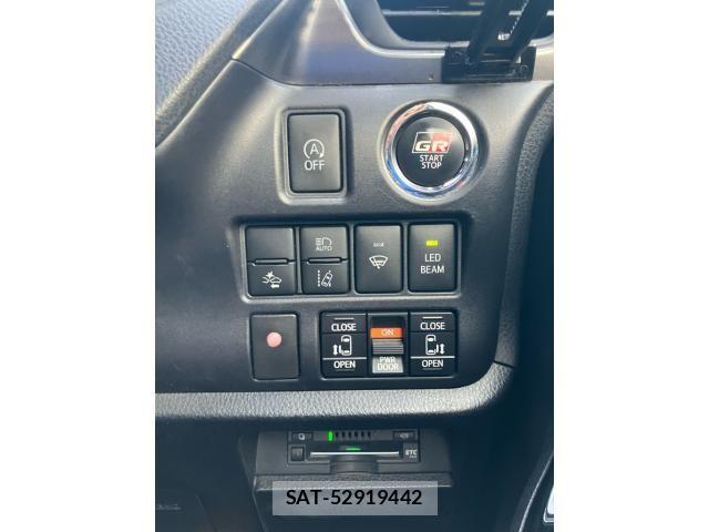 Toyota VOXY 2017-11 7331058-26