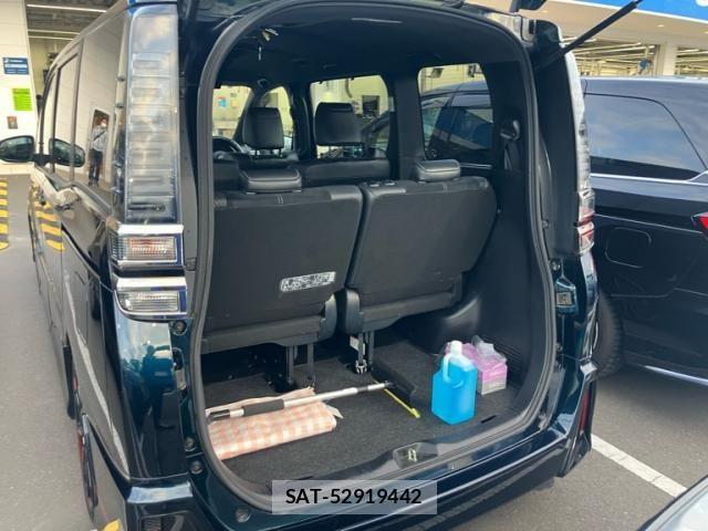 Toyota VOXY 2017-11 7331058-8