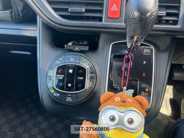 Toyota VOXY 2015-11 7331063-15