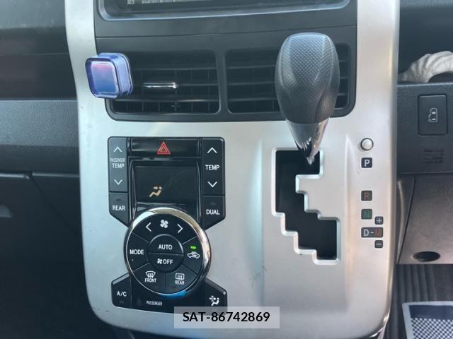 Toyota VOXY 2010-10 7331122-22