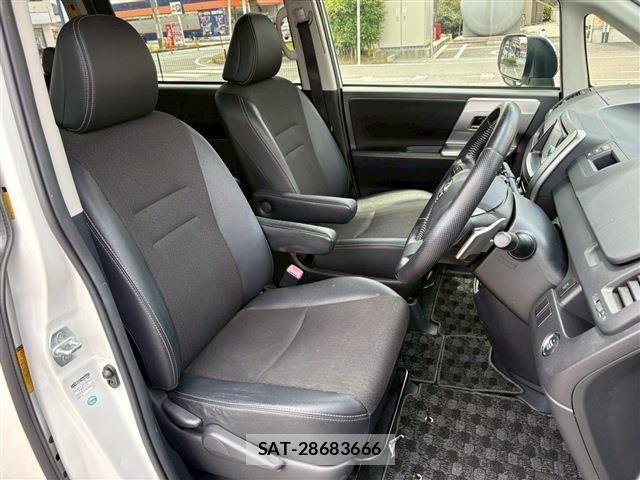 Toyota VOXY 2013-07 7331101-9