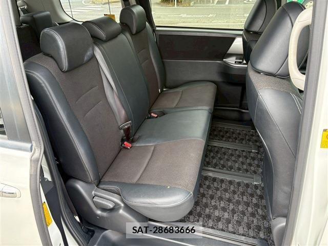 Toyota VOXY 2013-07 7331101-11