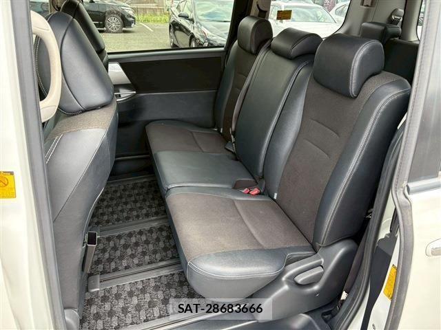 Toyota VOXY 2013-07 7331101-12