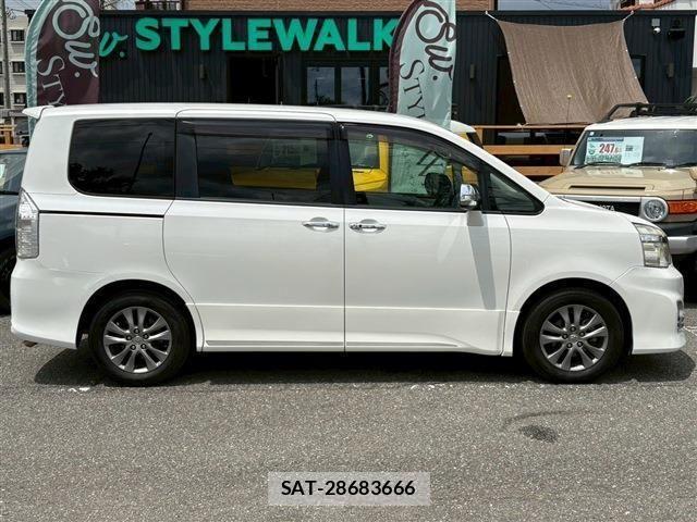 Toyota VOXY 2013-07 7331101-3