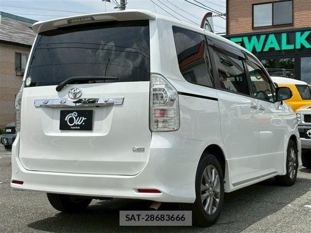 Toyota VOXY 2013-07 7331101-4
