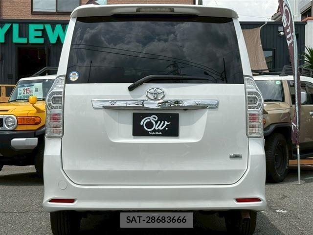 Toyota VOXY 2013-07 7331101-5