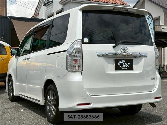 Toyota VOXY 2013-07 7331101-6
