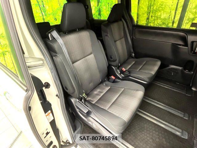Toyota VOXY 2017-12 7331036-8