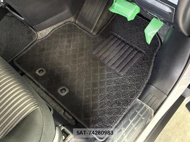 Toyota VOXY 2019-03 7331050-12