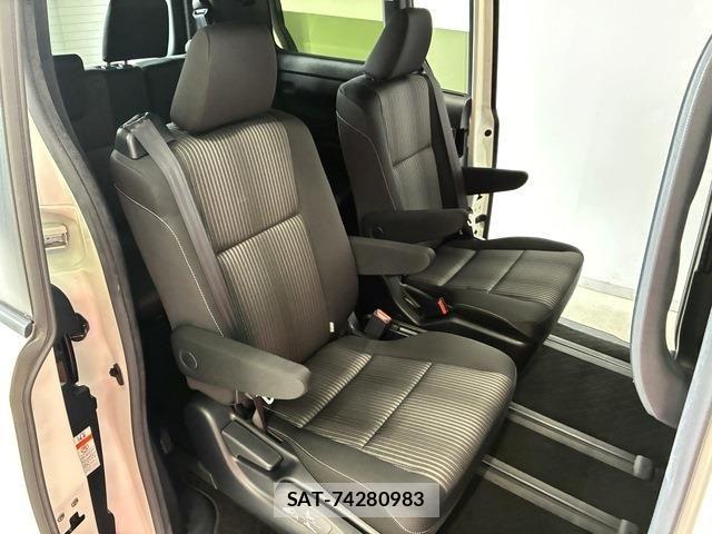 Toyota VOXY 2019-03 7331050-8