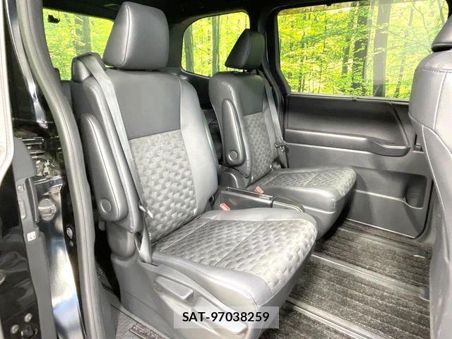 Toyota VOXY 2022-08 7331027-8