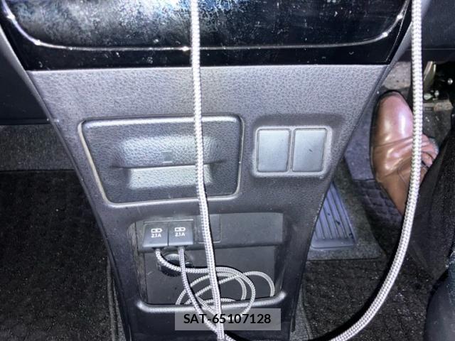 Toyota VOXY 2017-07 7331074-20
