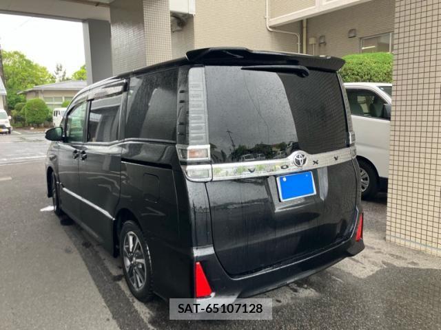 Toyota VOXY 2017-07 7331074-2