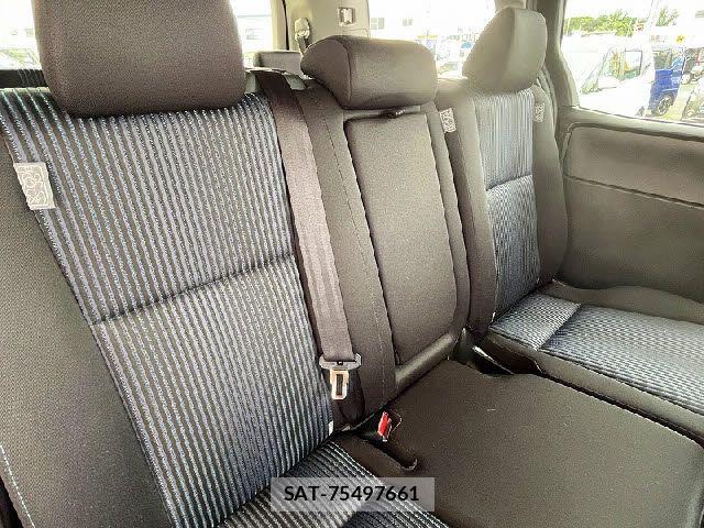Toyota VOXY 2015-09 7331072-3