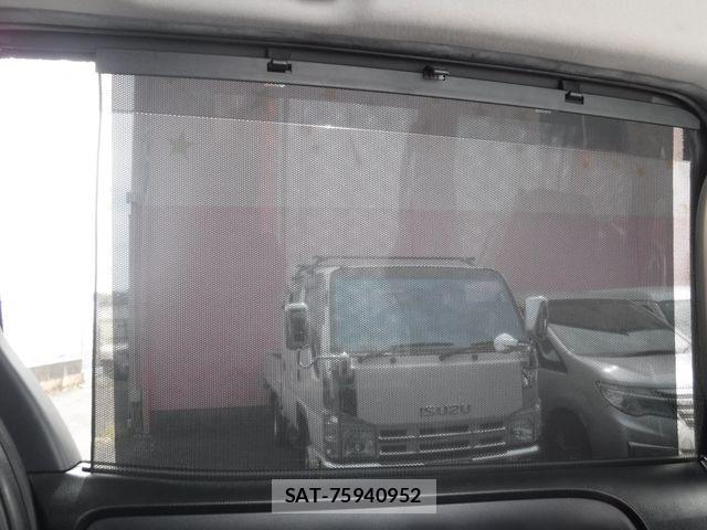 Toyota VOXY 2015-12 7331062-28