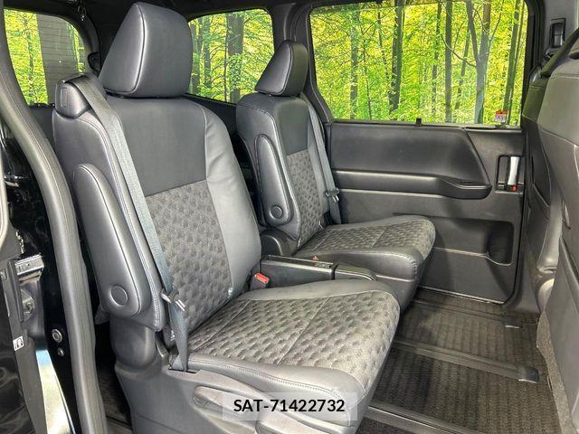 Toyota VOXY 2023-07 7331029-7
