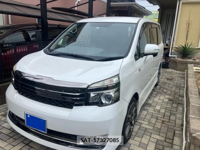 Toyota VOXY 2013-12 7331104-1