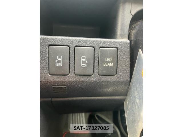 Toyota VOXY 2013-12 7331104-19