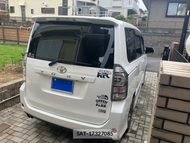 Toyota VOXY 2013-12 7331104-2