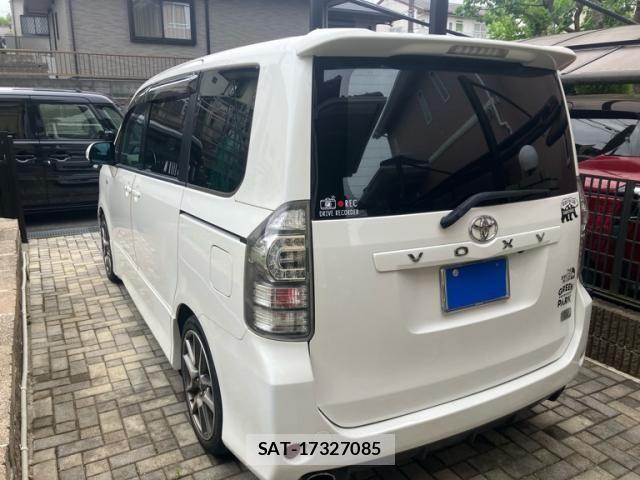 Toyota VOXY 2013-12 7331104-3
