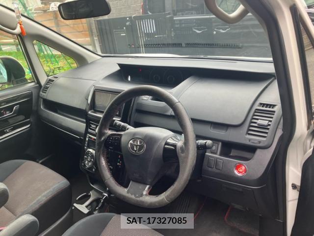 Toyota VOXY 2013-12 7331104-7