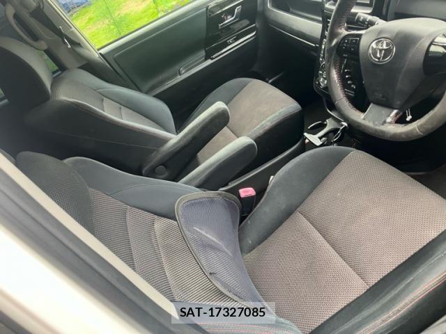 Toyota VOXY 2013-12 7331104-8