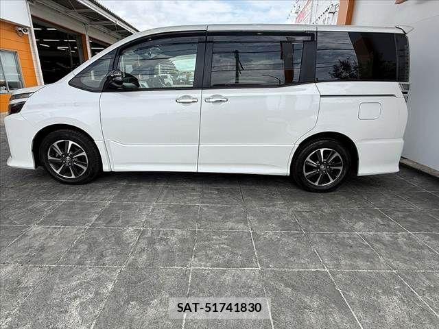 Toyota VOXY 2019-10 7331056-11