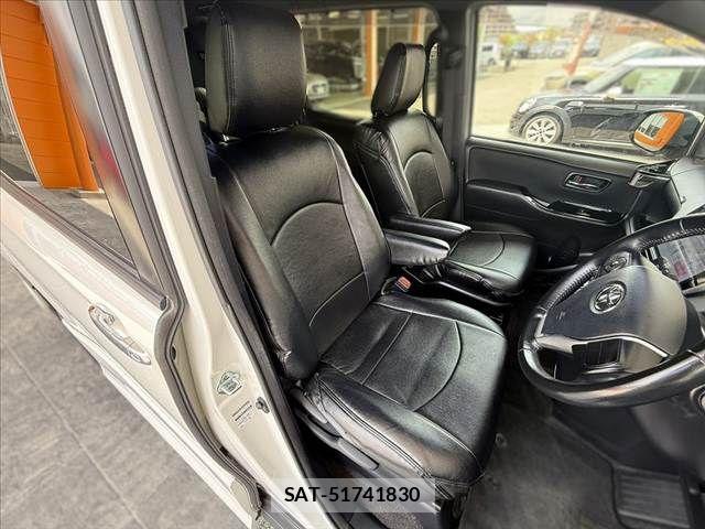 Toyota VOXY 2019-10 7331056-15