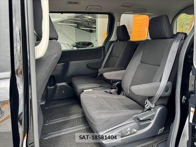 Toyota VOXY 2016-07 7360428-17