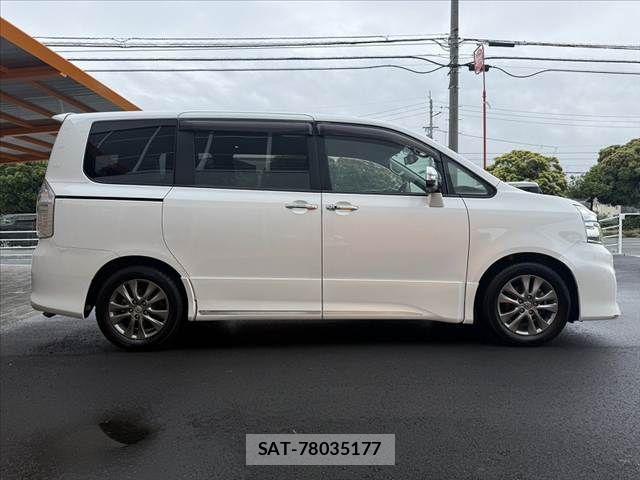 Toyota VOXY 2013-09 7360431-10