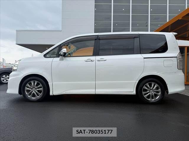 Toyota VOXY 2013-09 7360431-11