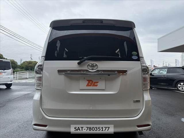 Toyota VOXY 2013-09 7360431-13